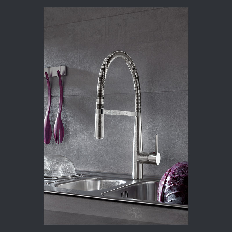 Moderne Küchenarmatur mit Brausefunktion in Edelstahloptik