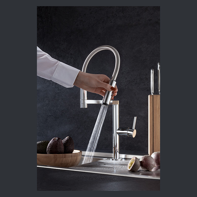 Moderne Spültisch-Armatur mit Handbrause