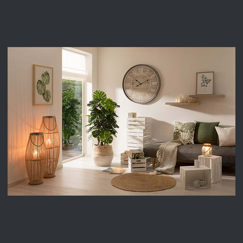 Raum mit Kissen, Kiste, Teelicht, Decke in Grün, Weiß und Natur