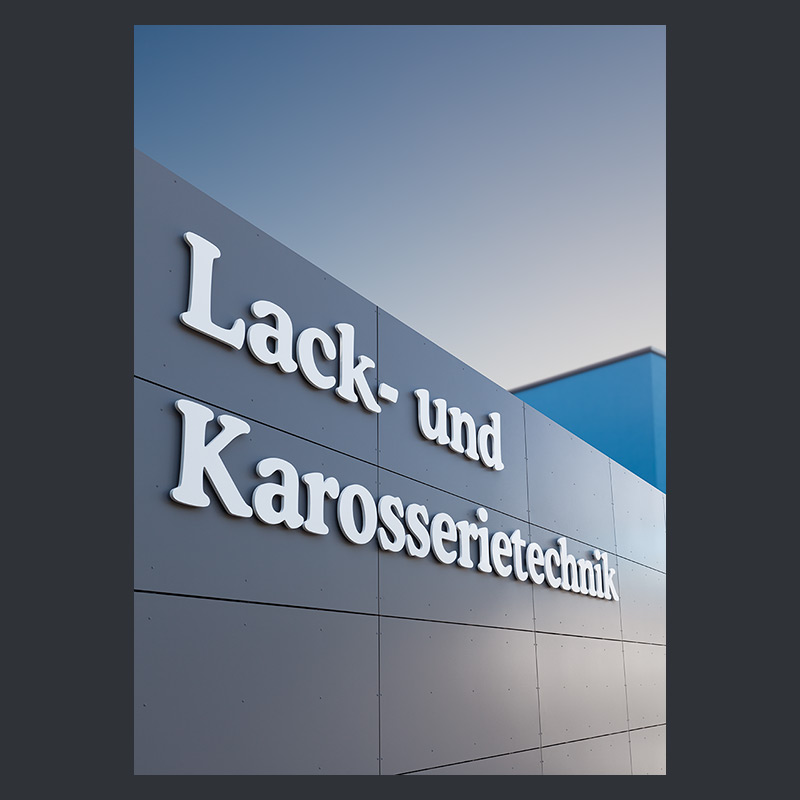 HPL-Fassadenverkleidung und Beschriftung für einen Auto-Lackierer
