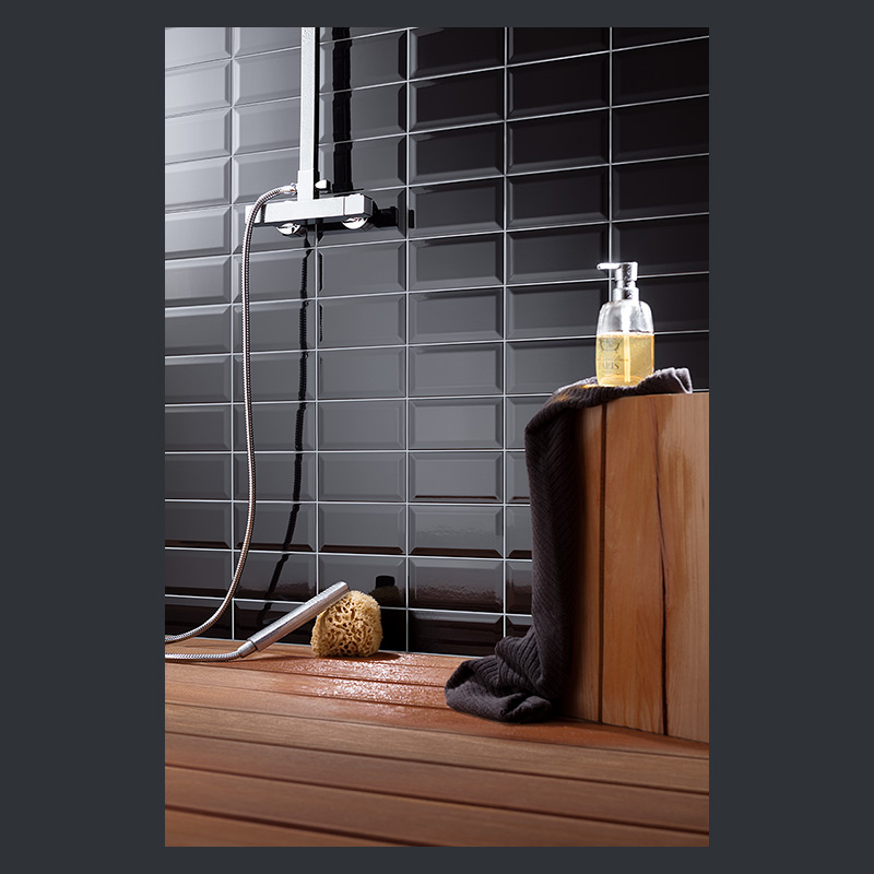 Moderne Dusche aus schwarzen Metrofliesen und edlem Holz