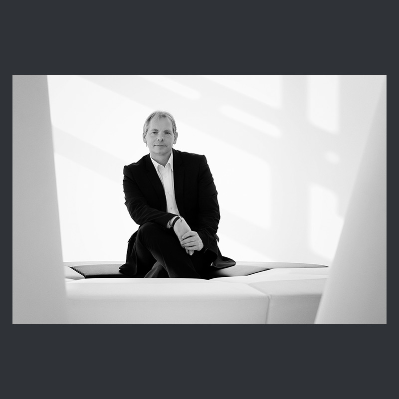 Modernes Business-Porträt von einem Mann in schwarzem Anzug, S/W