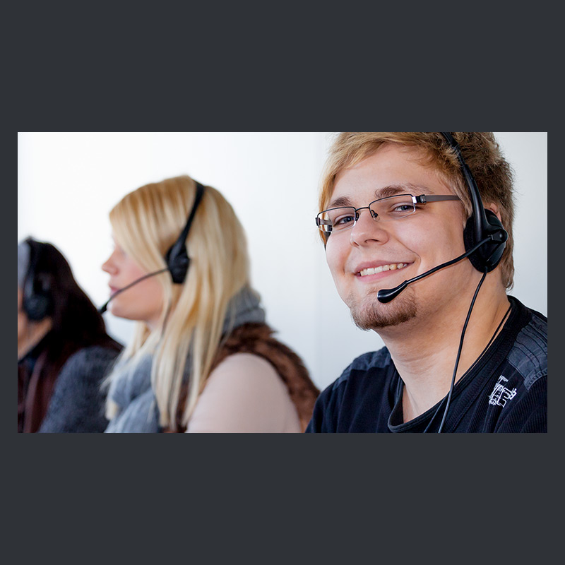 3 Schüler mit Headset im Sprachlabor einer Schule
