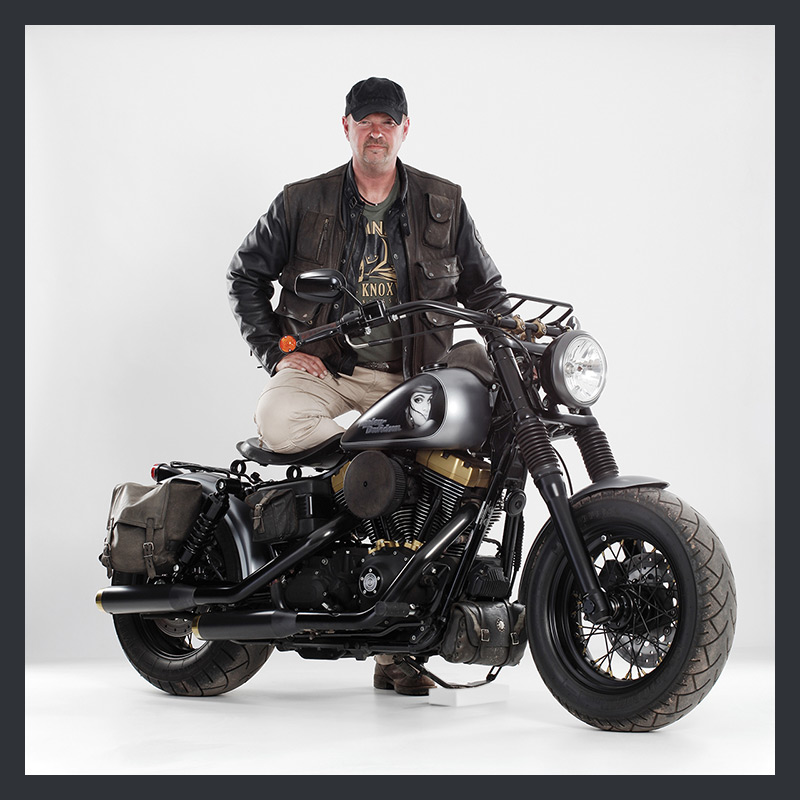 Harley Davidson Streetbob Biker im Indiana-Jones-Stil