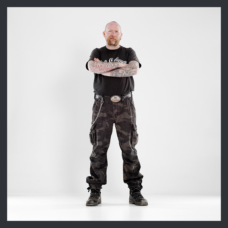 Kultiger Motorrad-Fan mit großem Harley-Davidson-Tattoo auf dem Unterarm