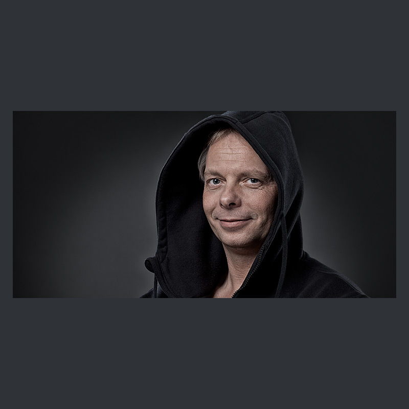 Modernes Porträt eines Mannes mit Hoody