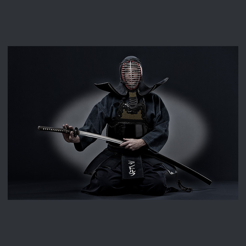 Sportler/Schwert-Kämpfer in japanischem Kendo-Anzug und dramatischem Licht