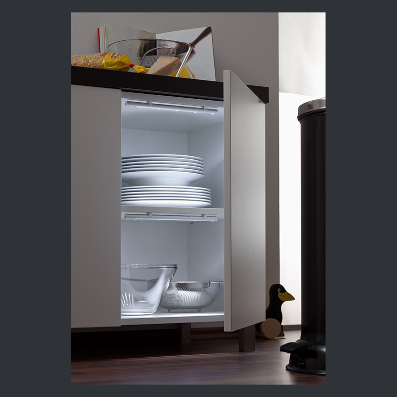 Schrankbeleuchtung mit Akku/Batterie in einem Küchenschrank