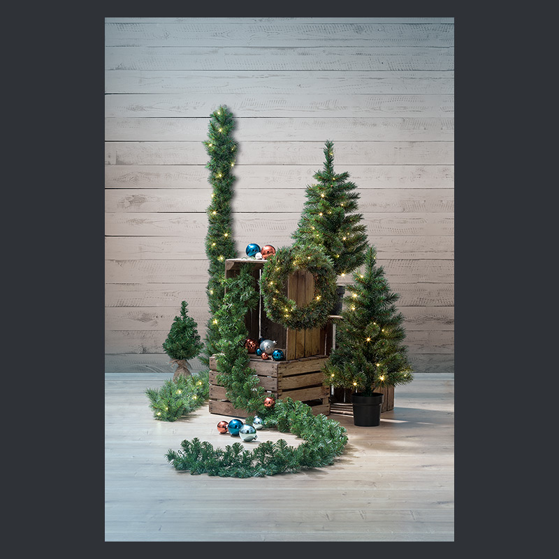 Weihnachtsbaum, Girlande und Ring mit Lichterkette